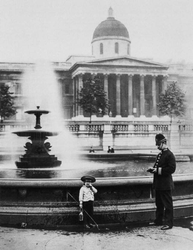 Полисмен поймал мальчишку за ловлей рыбы в фонтане на Трафальгарской площади, 1892 год.