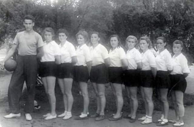 Студeнт Борис Ельцин – тренер женской волейбольной команды, 1952 год.