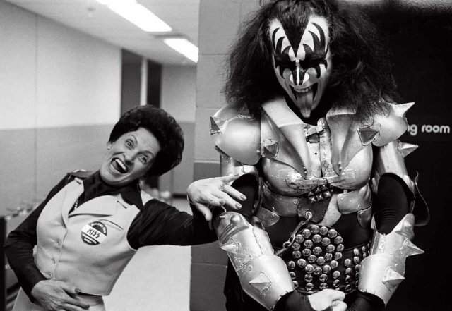 Джин Симмонс из KISS с мамой за кулисами, 1977 год.