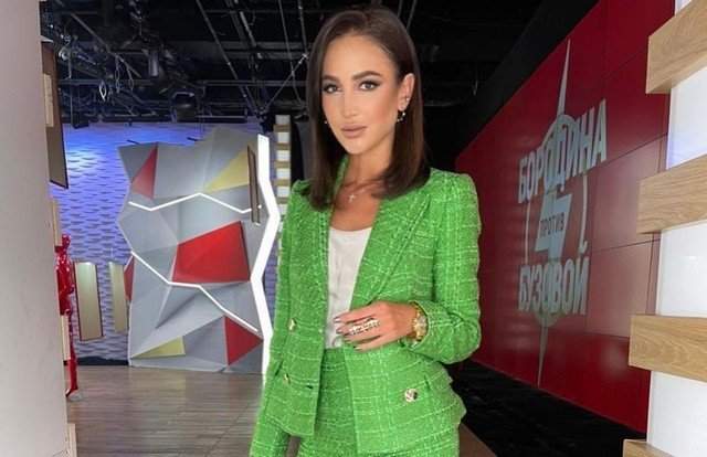 Ольга Бузова в зеленом пиджаке