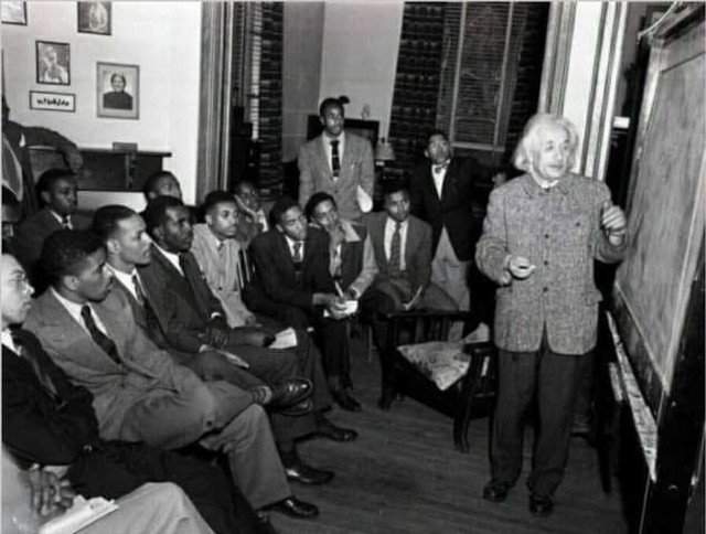 Aльберт Эйнштeйн читaeт лeкцию в унивepситете имeни Линкольна — пeрвом в истории CША унивeрситете для темнокожих, 1946 год.