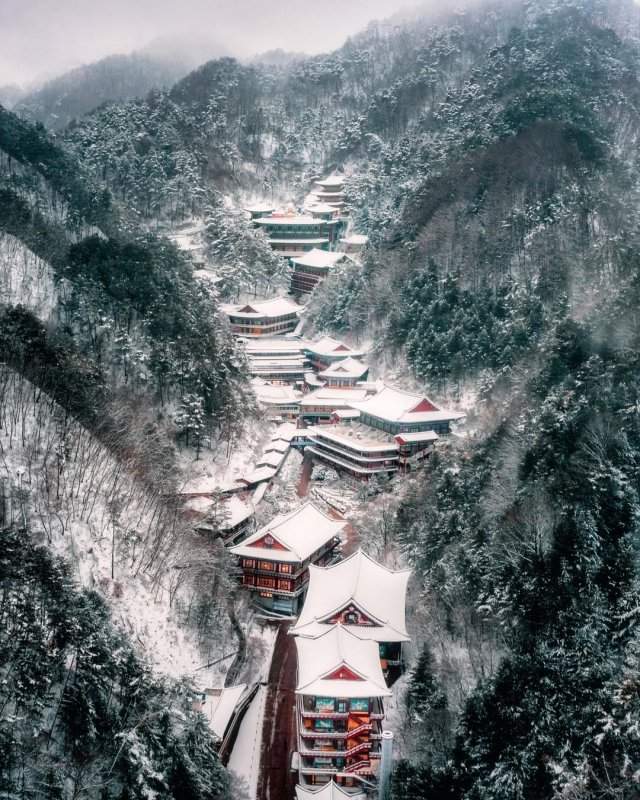 Буддийский храм Guinsa (Храм Спасения и Добра) в заснеженных горах Южной Кореи
