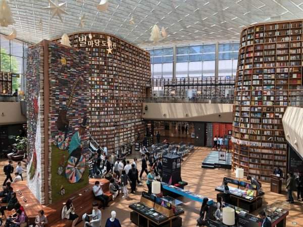 Библиотека в Сеуле, в которой хранится более 50 тыс. книг