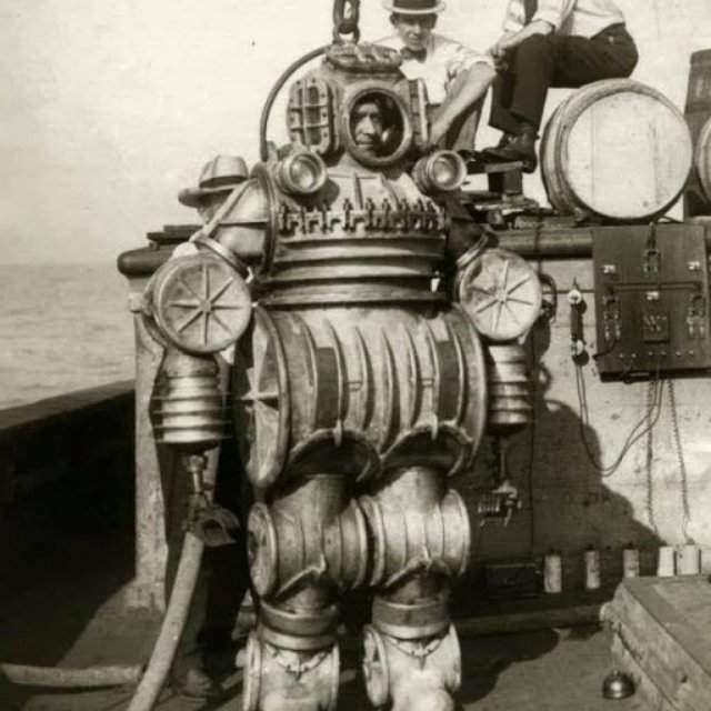 Спуск Водолаза в глубоководном костюме с электроподзарядкой для исследования океана, США 1921 год