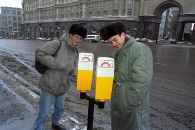 Прохожие с интересом рассматривают автоматы для оплаты парковки на Тверской улице, 1997 год, Москва