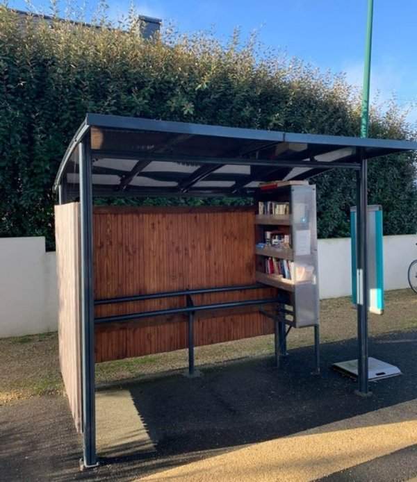 Автобусная остановка с небольшой библиотекой в ​​Бретани, Франция