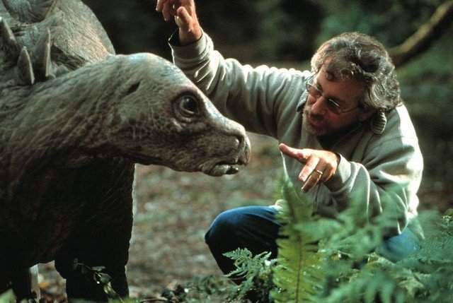 Съемки фильма &quot;Парк Юрского периода 2: Затерянный мир&quot;, режиссер картины Стивен Спилберг инструктирует Стегозавра перед дублем, Австралия 1997 год