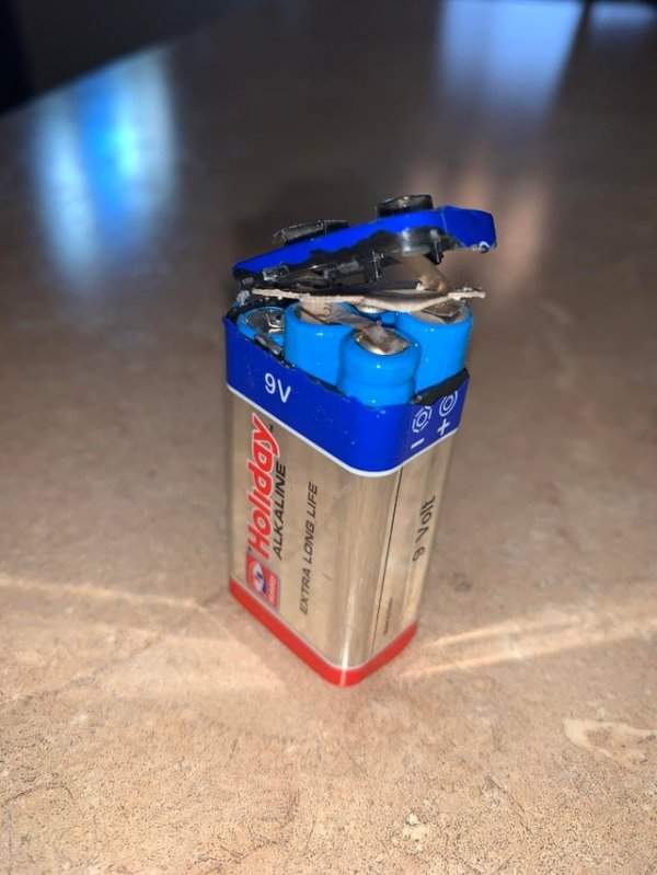Внутри большой батарейки спряталось 6 маленьких батареек