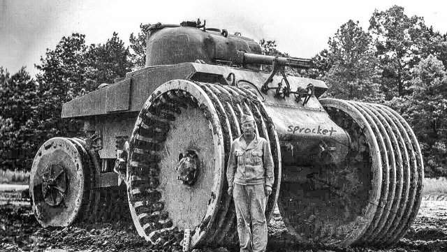 Американский солдат у танка «Шерман» M4A2, снабженного системой T10 (для подрыва мин), 1944 год.