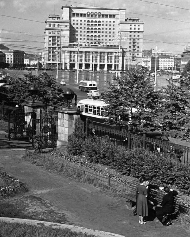 Сквер у журфака МГУ, 1956 год.