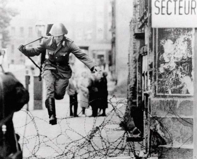 Дезертирующий солдат ГДР Ханс Шуманн перебегает в Западный Берлин. 1961 г.