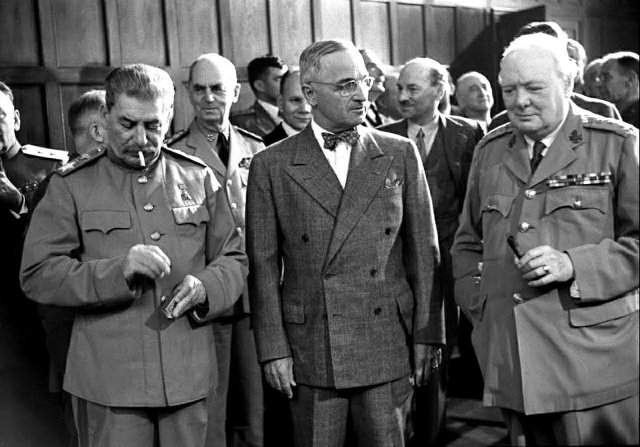Последняя встреча «большой тройки». Сталин, Трумэн и Черчилль на Потсдамской конференции, Германия, 1945 год.