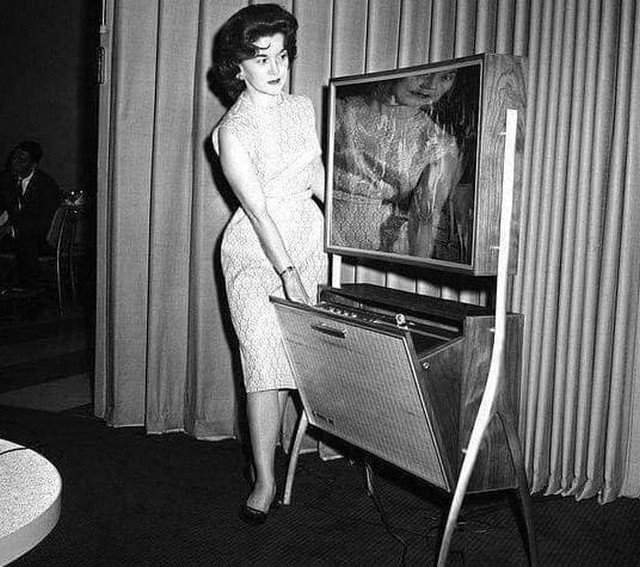 Телевизор с плоским экраном и возможностью записи передач для просмотра в отложенном режиме. США, Чикаго.1962г.