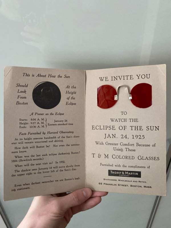 Приглашение понаблюдать за солнечным затмением в специальных очках в 1925 году