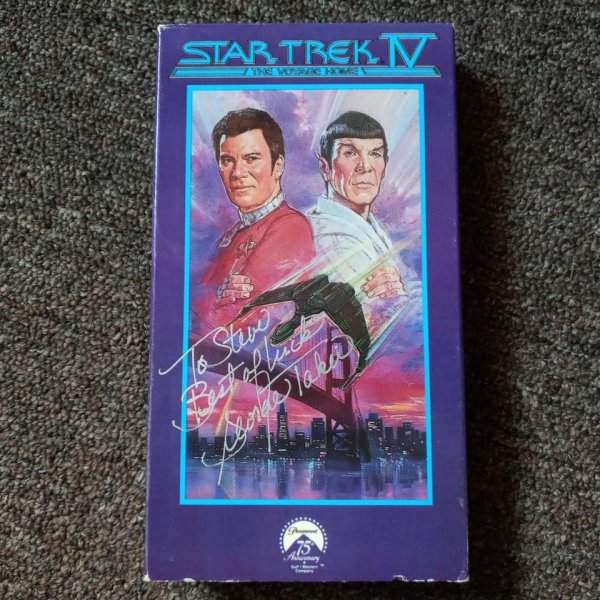 Нашёл кассету «Звёздный путь 4: Дорога домой» с автографом Джорджа Такея