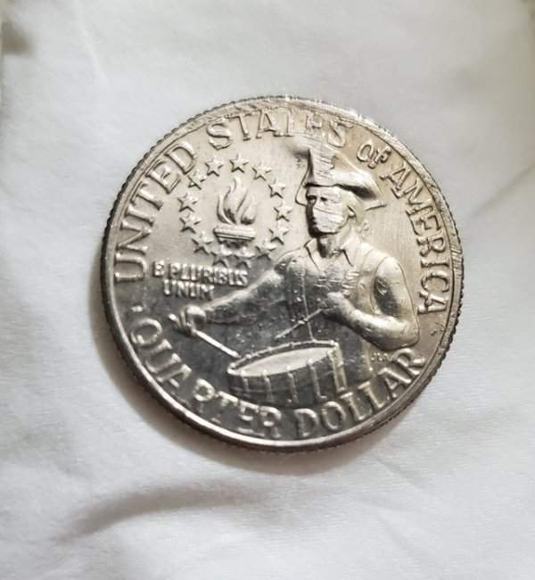 Это 200-летняя монета поцарапалась так, как будто человек на ней надел маску