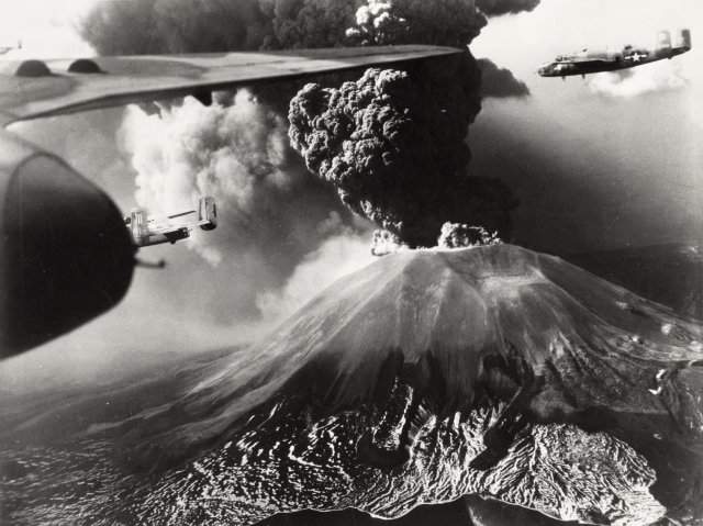 Извержение Везувия в Италии и летящие над ним бомбардировщики B-25, в марте 1944 года.
