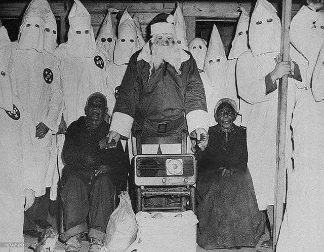 107-летний раб и его жена слушают проповедника Ку-клукс-клана. Талладега, 1948 год.