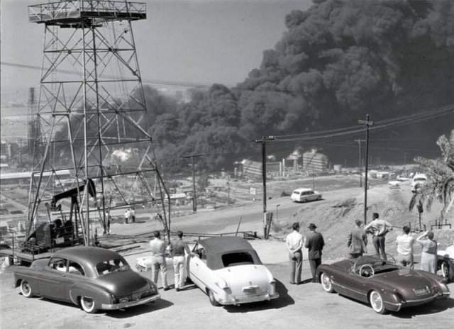 Очевидцы наблюдают за пожаром на нефтеперерабатывающем заводе в городе Сигнал-Хилл, Калифорния, 1958 год.