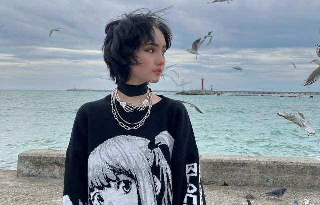 Блогер Карина Карамбейби (KARRRAMBABY) - новая девушка Артема Готлиба (Slava Marlow) в черной кофте на берегу моря