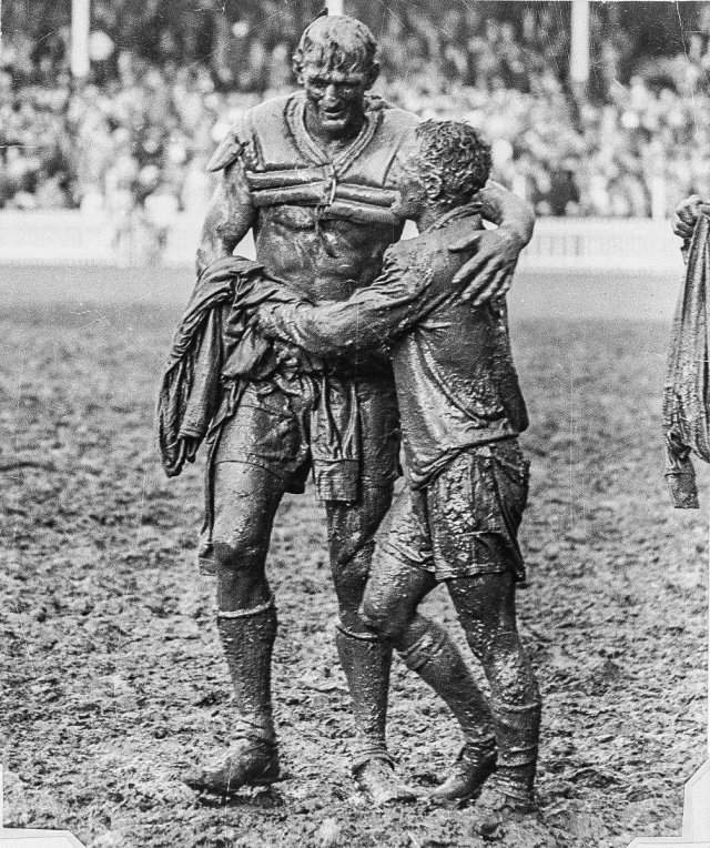 Финал по регби. Капитаны команд-противников Норм Прован и Артур Саммонс обнимаются после матча, 1963 год.
