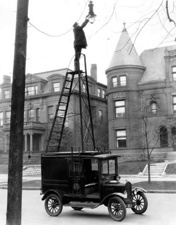 Официально одобренный способ замены перегоревших ламп в уличных фонарях. США, 1910-е годы