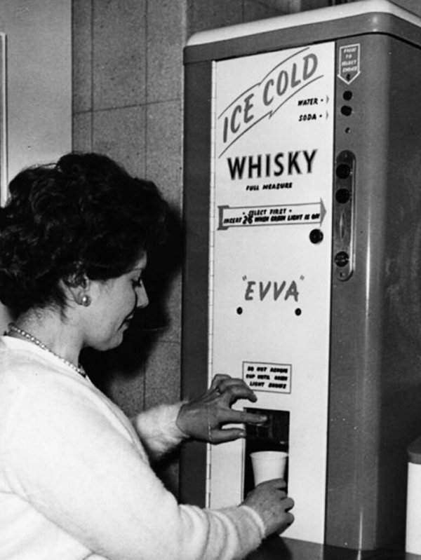 Британский автомат 1960 года, который наливал виски