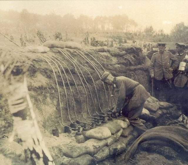 Немецкие военные подготавливают газовую атаку хлором, Польша, Первая мировая война, 1915 год.