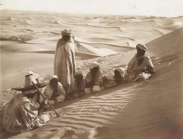 Дети обучаются грамоте, Тунис. Песок Сахары в качестве классной доски, 1914 год