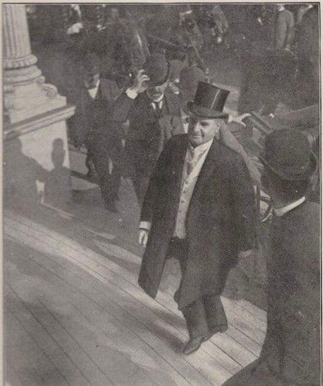 За считанные мгновения до того, как 25-й президент США Уильям Мак-Кинли был застрелен анархистом Леоном Чолгошем, 1901 год.