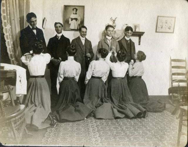 Этикет столетней давности. Дамы приглашают кавалеров на Белый танец, 1900 год
