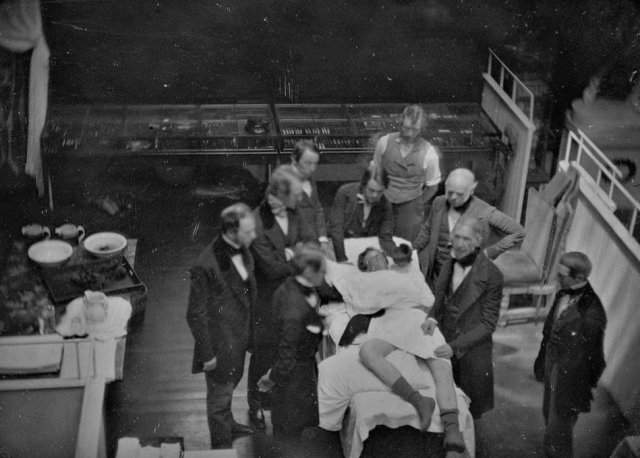 Пepвая фотография хиpypгической операции (для анестезии использовался эфир), 1847 г.