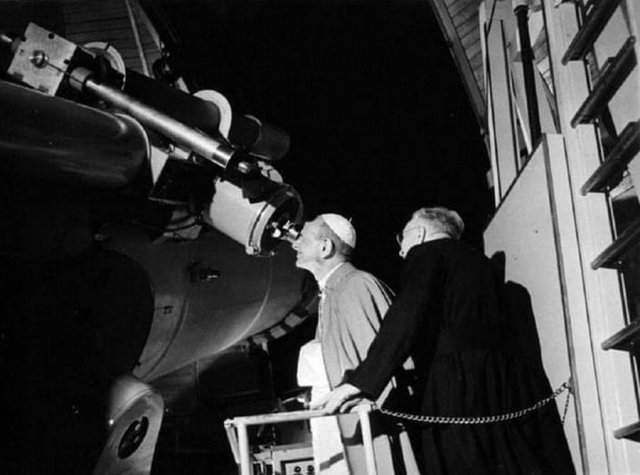Папа Павел VI наблюдает в телескоп высадку «Аполлона-11» на Луне. 1969 год.