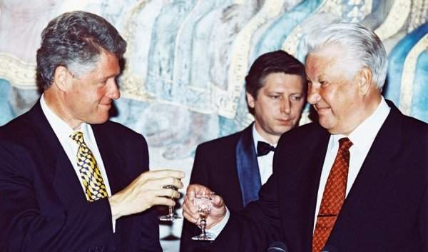 Билл Клинтон и Борис Ельцин выпивают по случаю 50-летия Победы