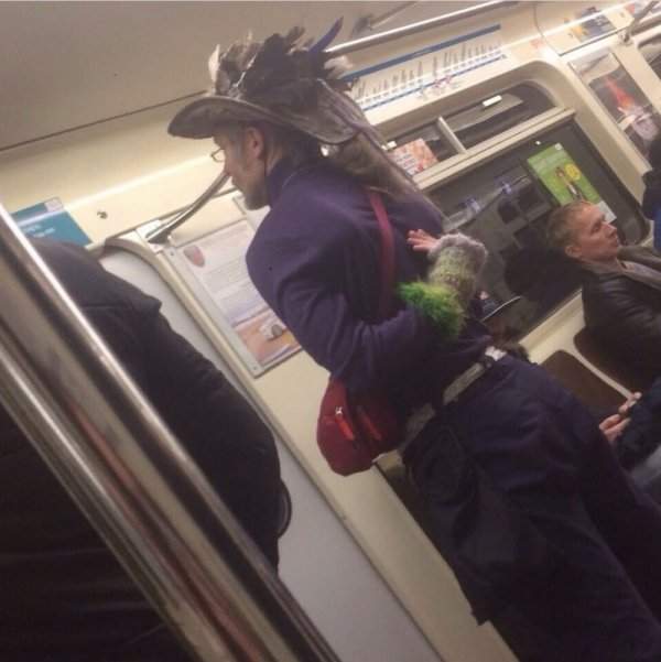 мужчина в шляпе с перьями