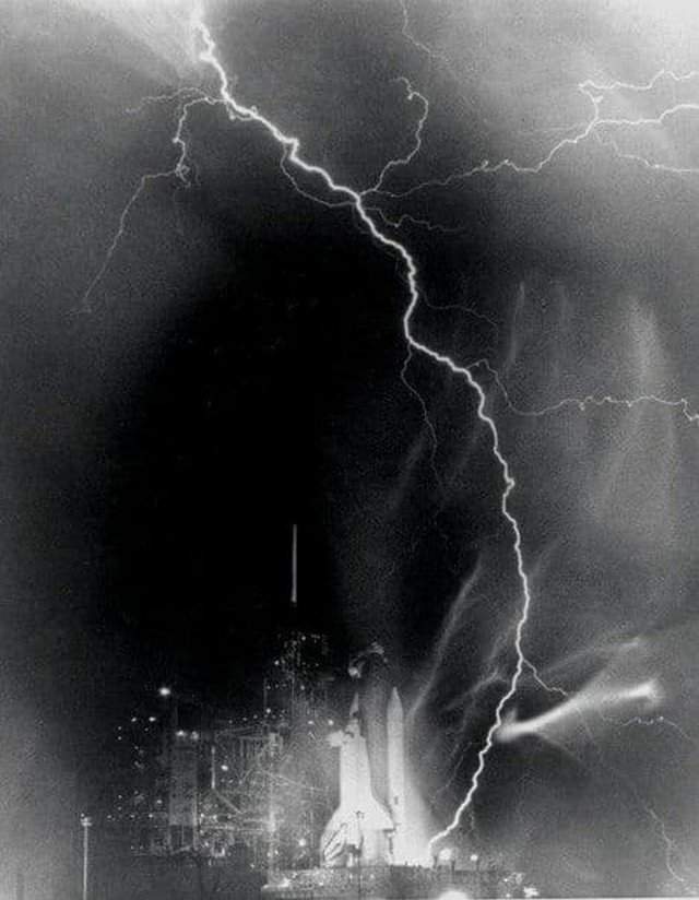 Молния, попавшая в шаттл «Челленджер» незадолго до его старта, 30 августа 1983 года.