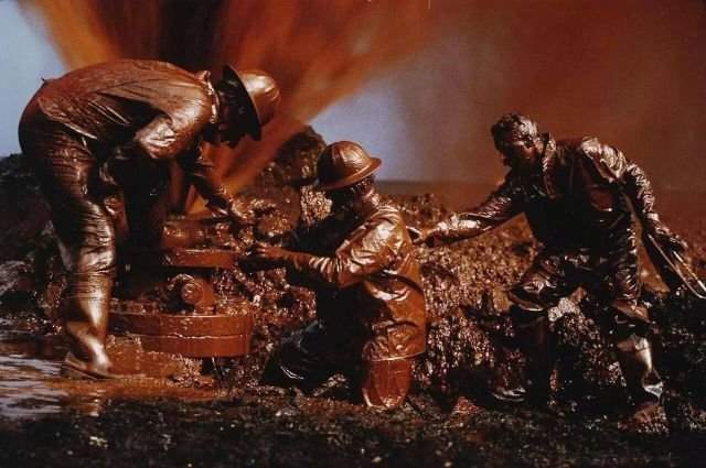 Пожарные ликвидируют прорыв нефтяной скважины в Кувейте, 1991 год.