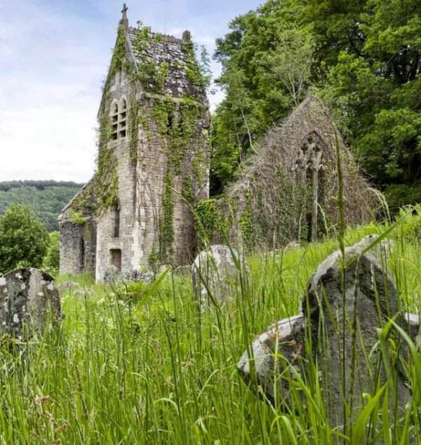 Руины церкви на склоне холма возле аббатства Тинтерн, Уэльс