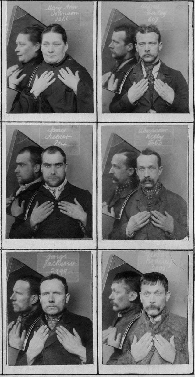 В 1890-х годах на фото под арестом для вида в профиль использовалось зеркало, и подозреваемые держали руки на груди