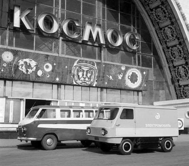 Электромобиль около павильона Космос на ВДНХ. 1969.