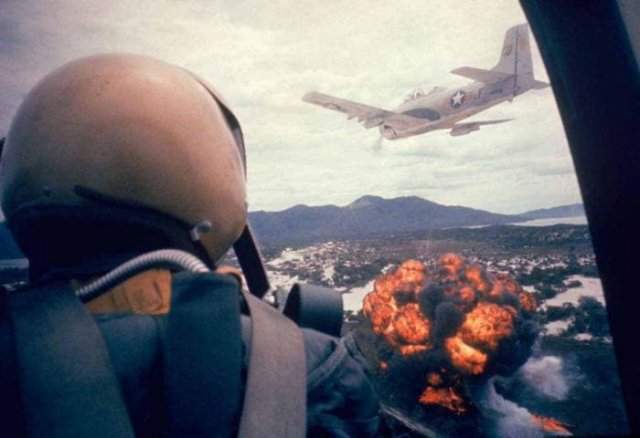 Пилот наблюдает за ударом напалма по позициям вьетконговцев, Вьетнам, 1962 год.