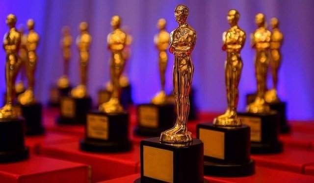 Золотые статуэтки Оскара.