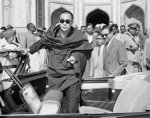 Далай-лама в возрасте 23 лет прибывает в Индию