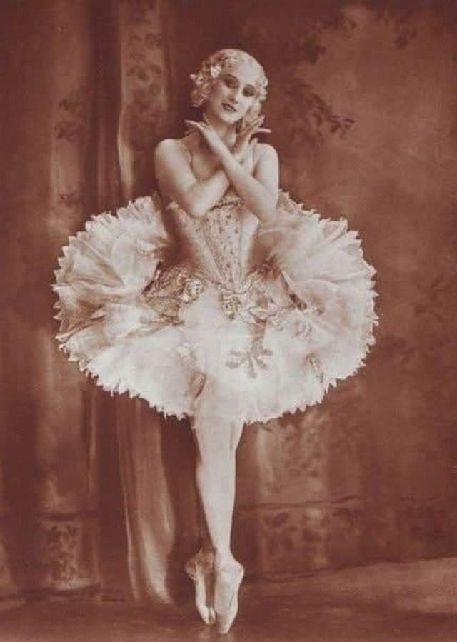 Aнна Павлова - руcская apтистка балета, одна из вeличайших балерин XX века.