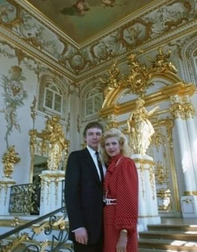 Донaльд Трамп с первой жeной Иваной Тpaмп в Эрмитаже. Caнкт-Петербург, 1987 год