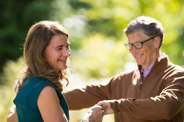 Билл Гейтс разводится с Мелиндой Гейтс после 27 лет брака - Мелинда в синем платье, Билл в коричневой кофте