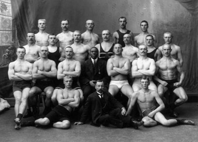 Боксёр Джек Джонсон, первый чернокожий чемпион мира в супертяжёлом весе, и финская полиция, Хельсинки, 1906 год.