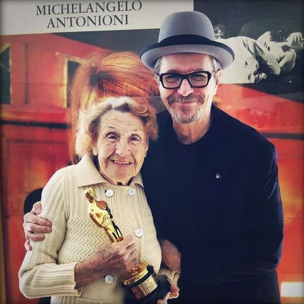 98-летняя мама Гэри Олдмана Кэтлин держит первый «Оскар» своего сына