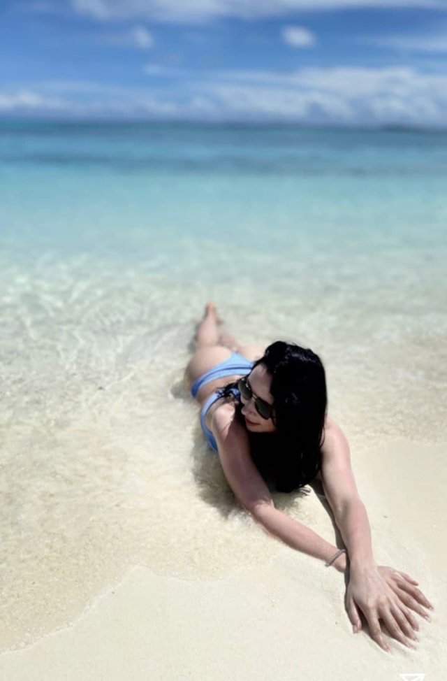 Фигуристка Елизавета Туктамышева на Мальдивах в синем купальнике