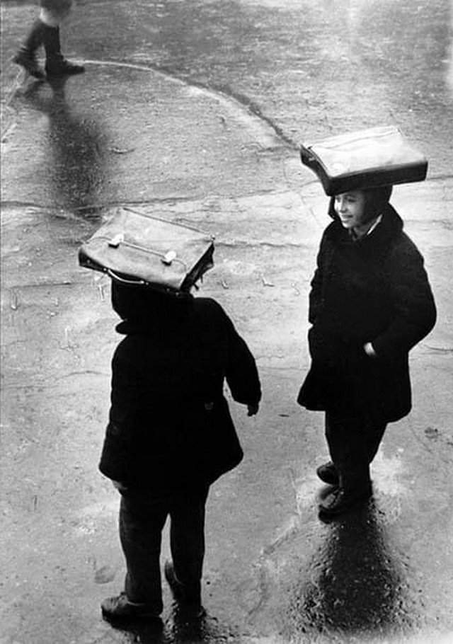 Прогульщики под дождем, 1960 год.